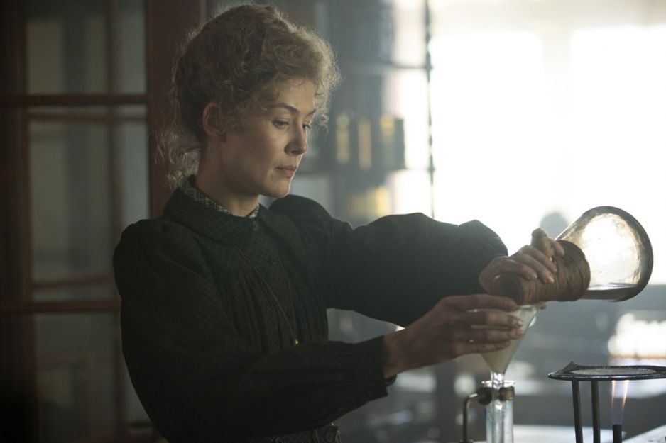 Rosamund Pike jako Maria Skłodowska - Curie w filmie  "Radioactive"
