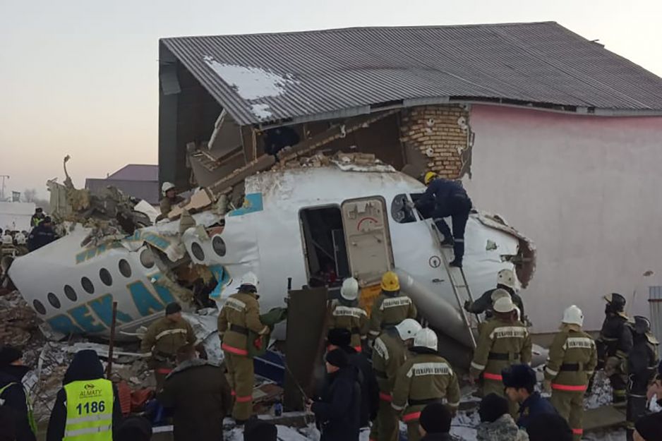 Kazachstan katastrofa samolotu: policjant uratował niemowlę
