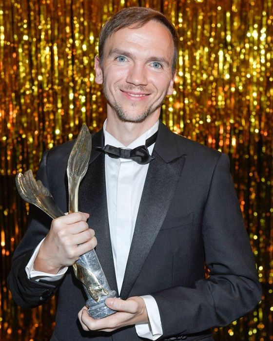Jan Komasa ze statuetką Orła 2020 dla Najlepszego reżysera