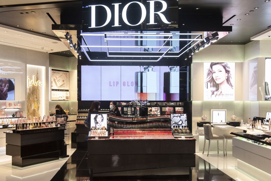 Żel antybakteryjny zamiast perfum: właściciel marek Louis Vuitton i Dior tak wspiera walkę z koronawirusem we Francji