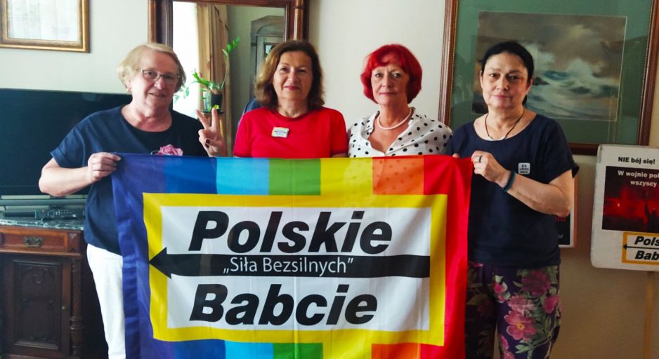 Polskie Babcie z ich flagą.