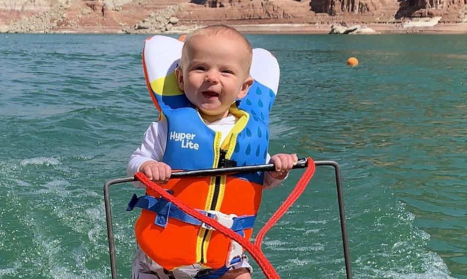 6-miesięczne dziecko na nartach wodnych