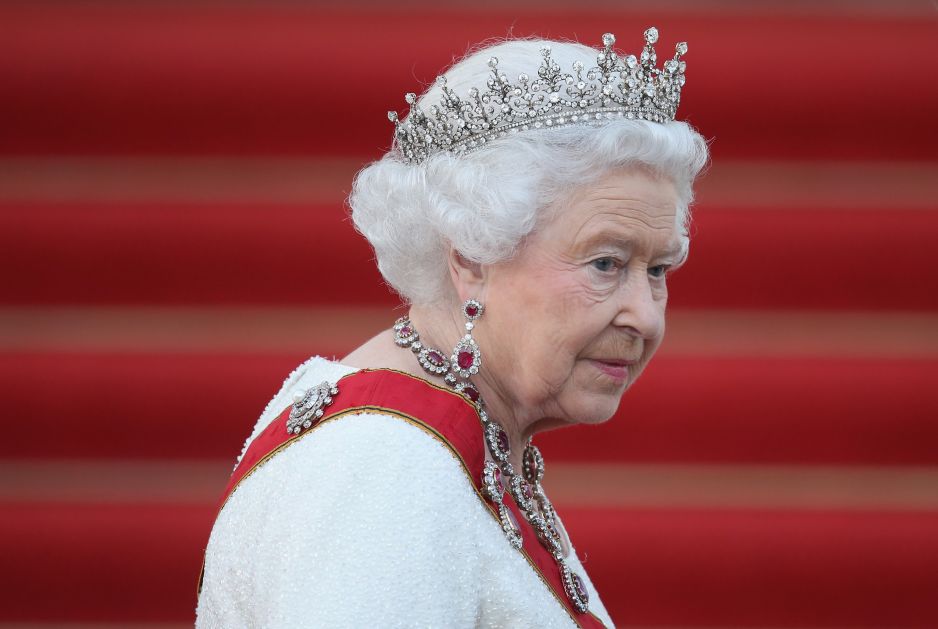 Królowa Elżbieta II po raz pierwszy w maseczce od początku pandemii. Zobacz jak dopasowała ją do reszty stroju!