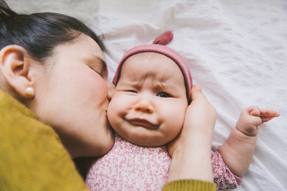 Skoki rozwojowe w pierwszym roku życia dziecka: czymś się charakteryzują? Co robić, aby wspierać niemowlę?
