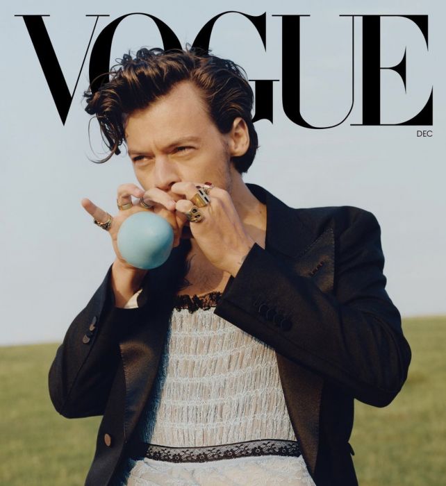 Pierwszy M Czyzna Solo Na Ok Adce Vogue Harry Styles Pozuje W