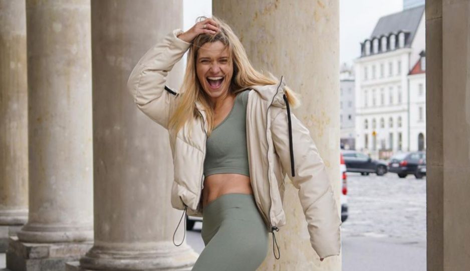 Joanna Koroniewska w krótkim topie, legginsach i kurtce na zimę - pomysł na sportową stylówkę