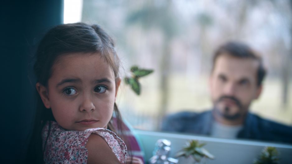 "Gniewasz się, że kocham tatę?" - ta kampania o alienacji rodzicielskiej rozdziera serce