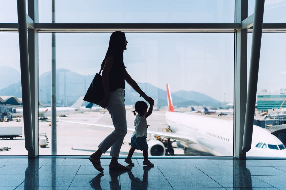 Młoda mama dostała zakaz lotu w jednej z popularnych linii lotniczych. Poszło o pieluchę jej dziecka