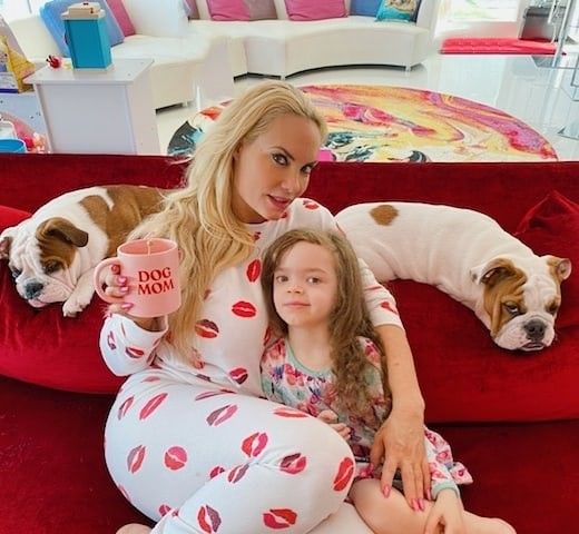 Coco Austin karmi piersią 5-letnie dziecko