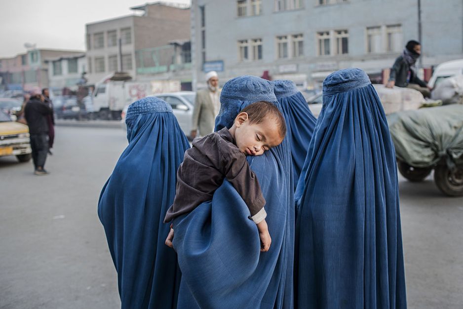 Co się stanie z kobietami z Afganistanu? Czy "nowe państwo" talibów będzie przypominać rzeczywistość jak z "Opowieści podręcznej"? [OKIEM EKSPERTA]