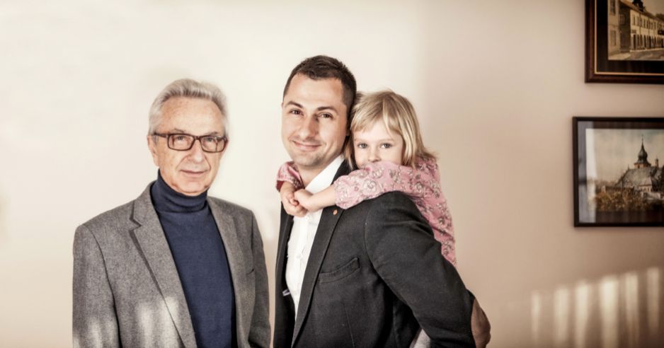 Michał z ojcem Zbigniewem Lwem-Starowiczem i córką Leną. „Jeśli moje
dzieci wybiorą ten sam zawód, będę je
wspierał”, mówi Michał.