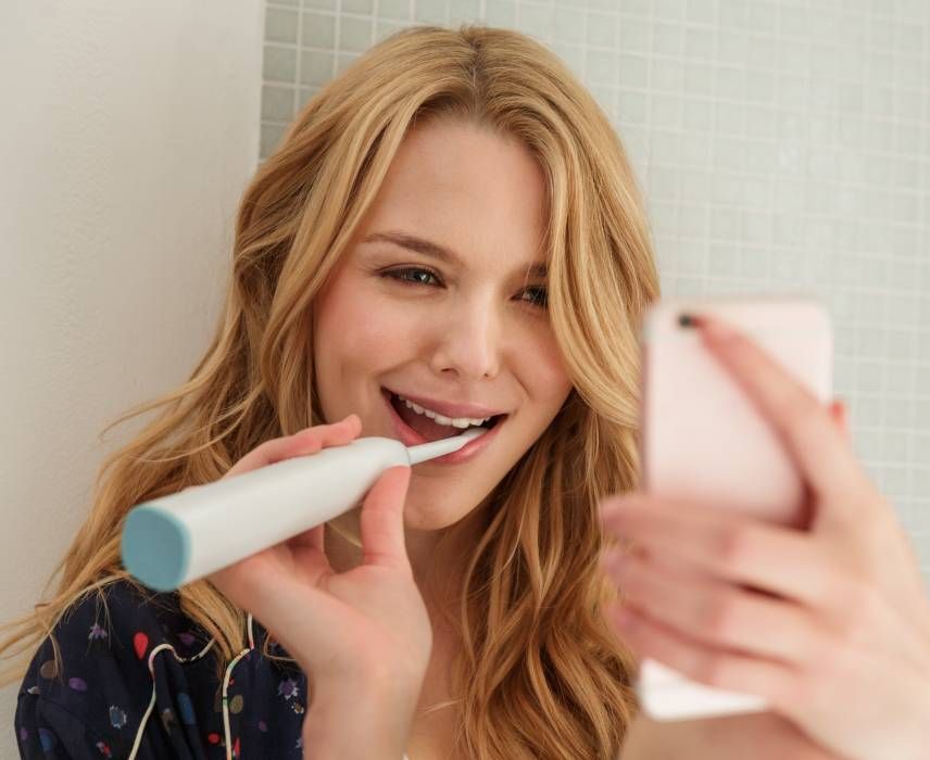 Wybielanie zębów w domu: najskuteczniejsze metody i polecane produkty