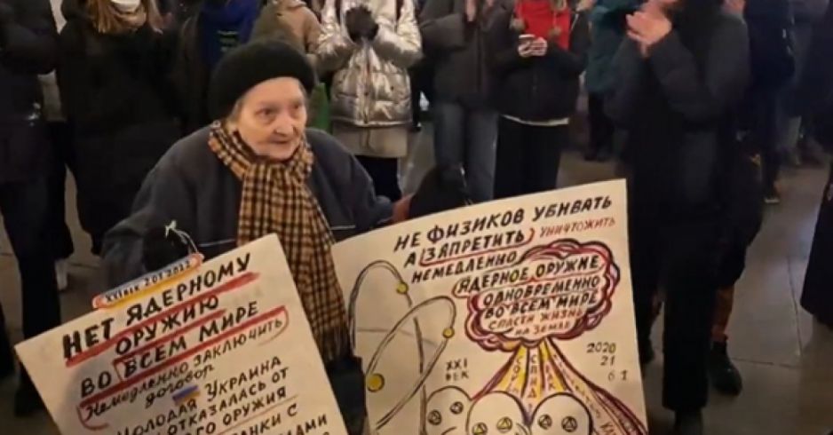 Elena Osipova protestuje przeciwko wojnie w Ukrainie