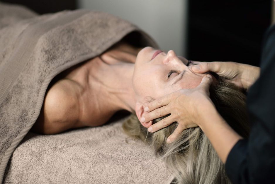 Kobido – dlaczego warto regularnie wykonywać masaż twarzy