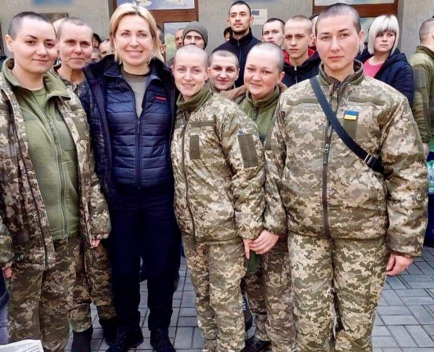 Z niewoli wypuszczono 15 kobiet. Rosjanie ogolili ich głowy na łyso, by ich upokorzyć. „To najodważniejsze kobiety na świecie. Nikt nie może ich poniżyć”