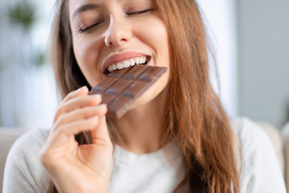 Dziewczyna je czekolade