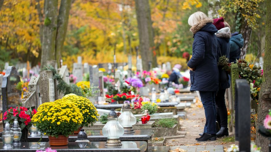 Jakich kwiatów nie kupować na cmentarz? Jeśli te położysz na grobie, ściągniesz na siebie pecha