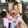 Chrissy Teigen karmi piersią dziecko i lalkę