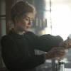 Rosamund Pike jako Maria Skłodowska - Curie w filmie  "Radioactive"