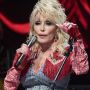 76-letnia Dolly Parton zdradziła sekret swojej urody: "potrzebuję bardzo mało snu i używam tanich kosmetyków"