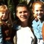 John Battaglia z córkami