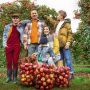 Rodzina w sadzie przy zbiorze jabłek