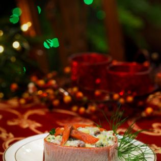 Przepisy na Wigilię i Boże Narodzenie: Sałatka śledziowa otulona łososiowym matiasem