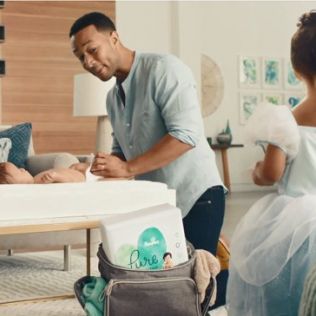 John Legend zmienia pieluchy w reklamie Pampers