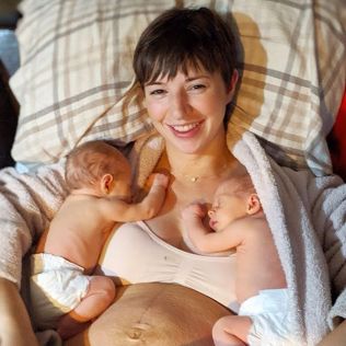 Młoda mama pokazuje ciało po ciąży bliźniaczej