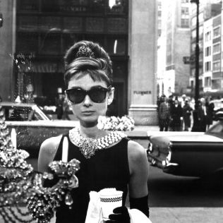 Modne okulary przeciwsłoneczne w stylu retro - kocie okulary Audrey Hepburn