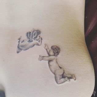 Modne tatuaże 2021: tatuaż z aniołem dla niej i dla niego