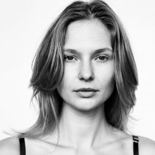 Żona Piotra Adamczyka, aktorka Karolina Szymczak przeszła operację endometriozy: "Kobiety milczą w cierpieniu"
