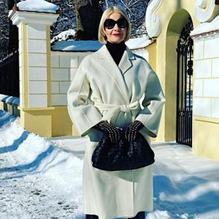 Małgorzata Kożuchowska w genialnym płaszczu na wiosnę i z modną POUCH BAG