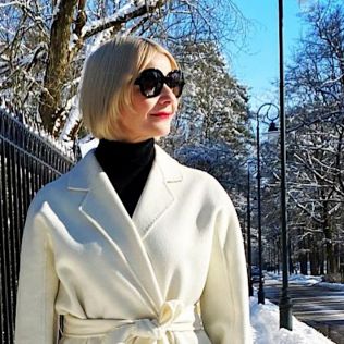 Małgorzata Kożuchowska w genialnym płaszczu na wiosnę i z modną POUCH BAG