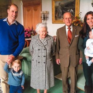 Królowa Eżbieta II i książę Filip z Kate i Williamem i wnukami