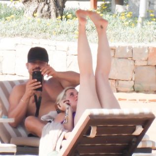 Katy Perry i Orlando Bloom plażują na wakacjach. "Bogaci, sławni, super naturalni" - piszą zachwyceni internauci