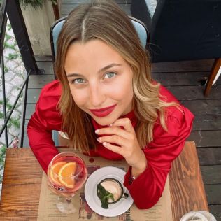 "Afera ostrygowa": Julia Wieniawa zachwala jedzenie w restauracji skrytykowanej przez Annę Muchę