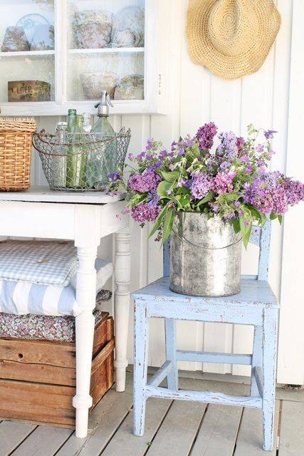 coastal-cotttage-with-beauitful-spring-flowers-and-beach-cottage-decor