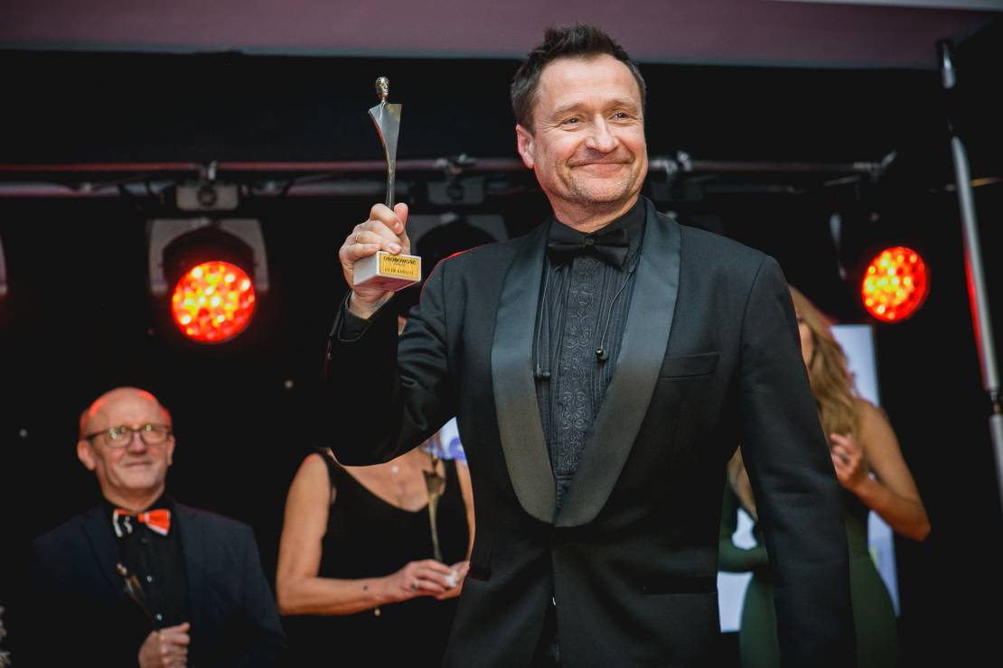 Jacek Kawalec – Osobowość Roku 2017. W tle – Artur Barciś ze statuetką w tej samej kategorii