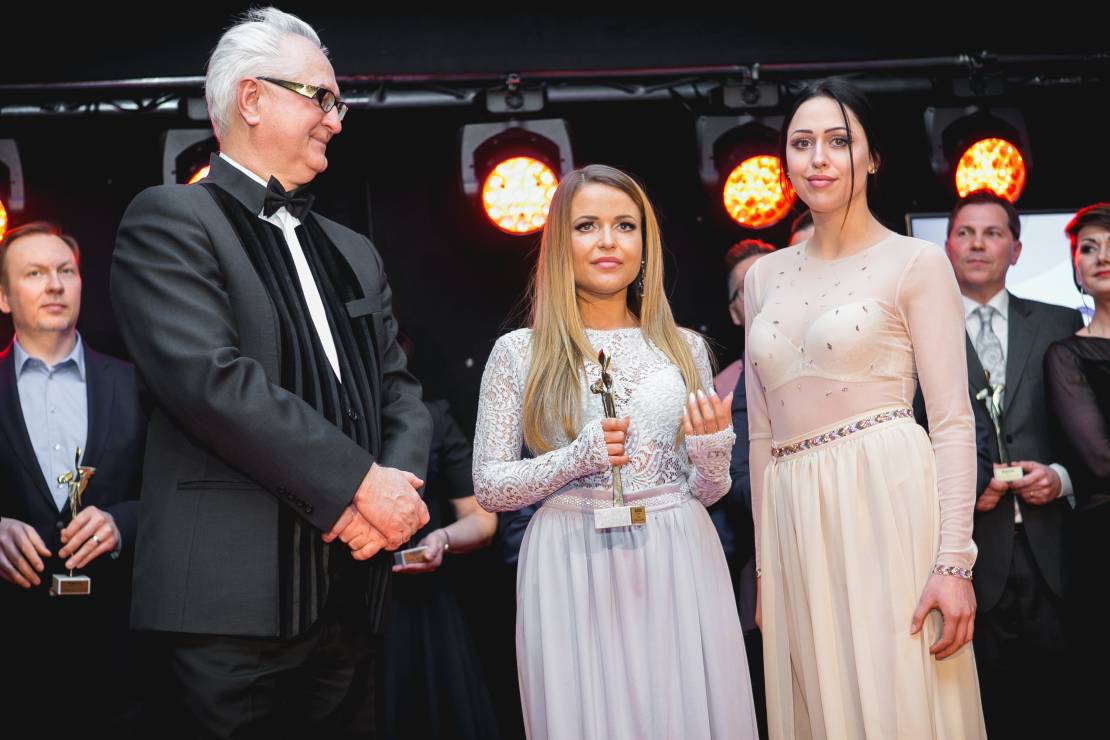 Mariusz Pujszo i Sala Zalewska – laureatka nagrody Sukces Roku dla marki Zalla – w towarzystwie modelki prezentującej kreację Zalla