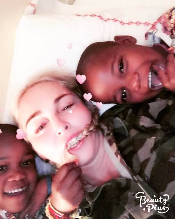 Madonna i jej adoptowane bliźniaczki z Malawii