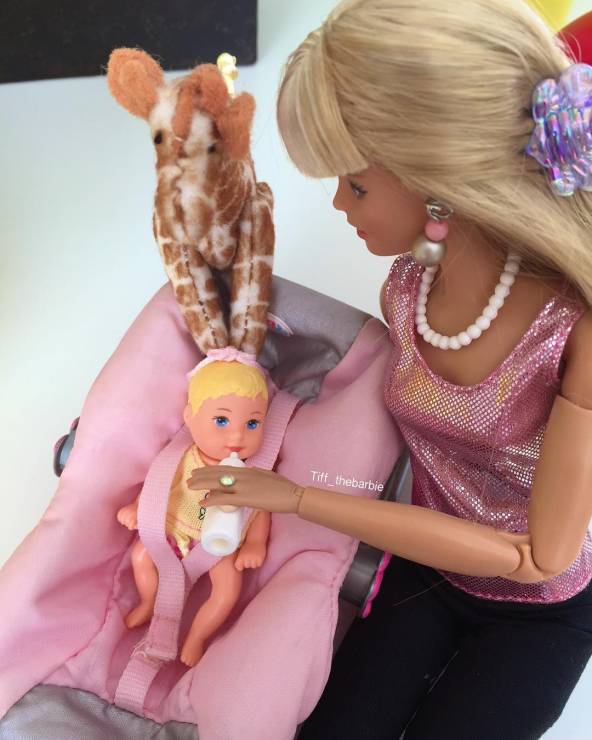 Barbie karmi córkę Kelly