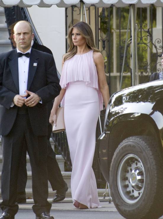 Melania Trump w sukni Gilles Mendel i butach Manolo Blahnik