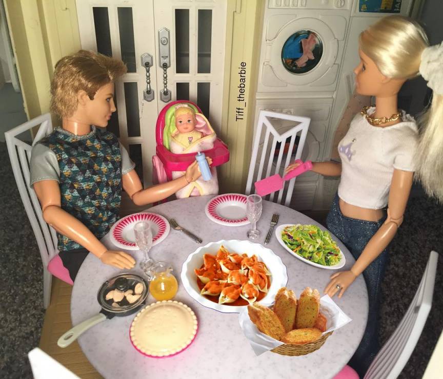 Barbie je obiad z rodziną