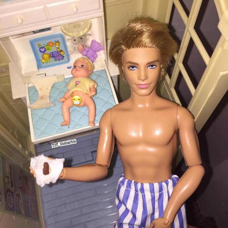Ken przewija dziecko
