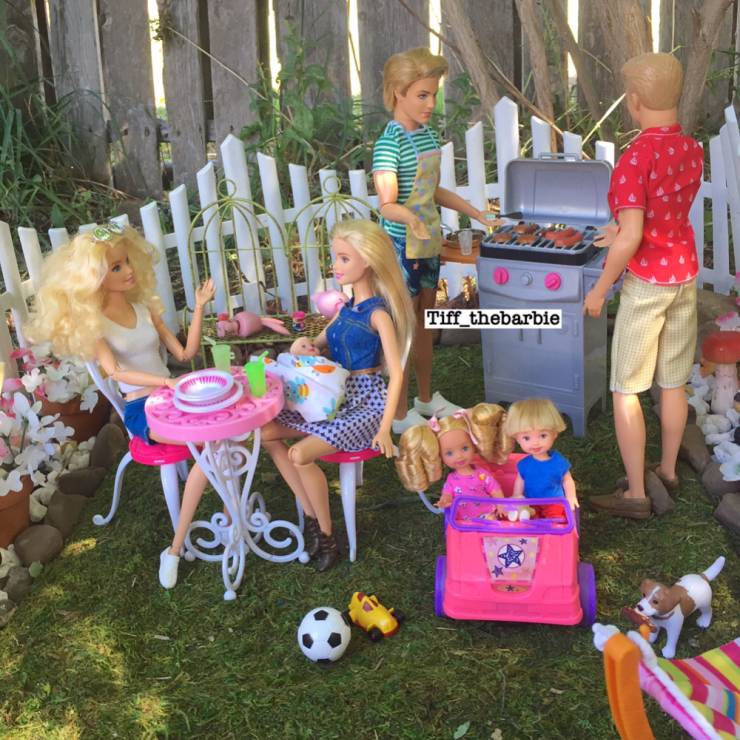 Rodzina Barbie na grillu