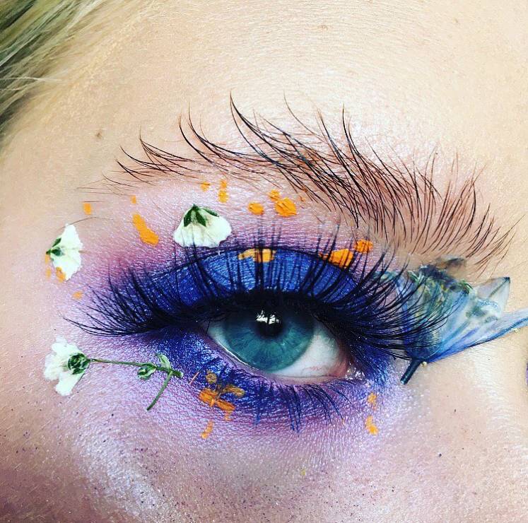 Kwiatowy makijaż oczu na Instagramie