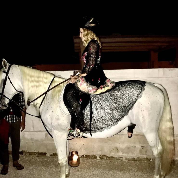 Madonna na białym koniu