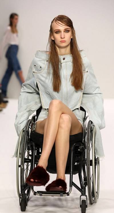 Modelki na wózku podczas Tygodnia Mody w Londynie