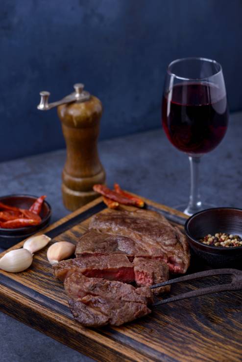 Dieta rozdzielna: czerwone wino i czerwone mięso